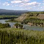 <p align=left>Après Whitehorse, en route vers Dawson City, un belvédère où on peut observer le fleuve Yukon. Les rapides de Five Fingers étaient un passage obligé et difficile pendant la ruée vers l'or. Plusieurs  prospecteurs qui se rendaient à Dawson sur des radeaux ou bateaux de fortune y ont perdu la vie. 